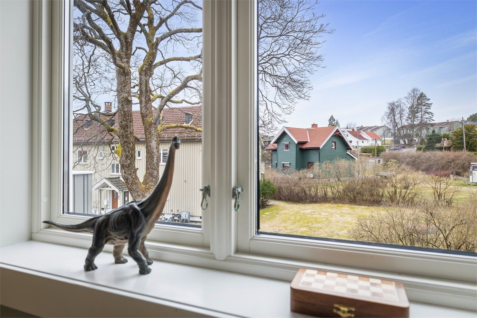 Det store vinduet gir gode lysforhold