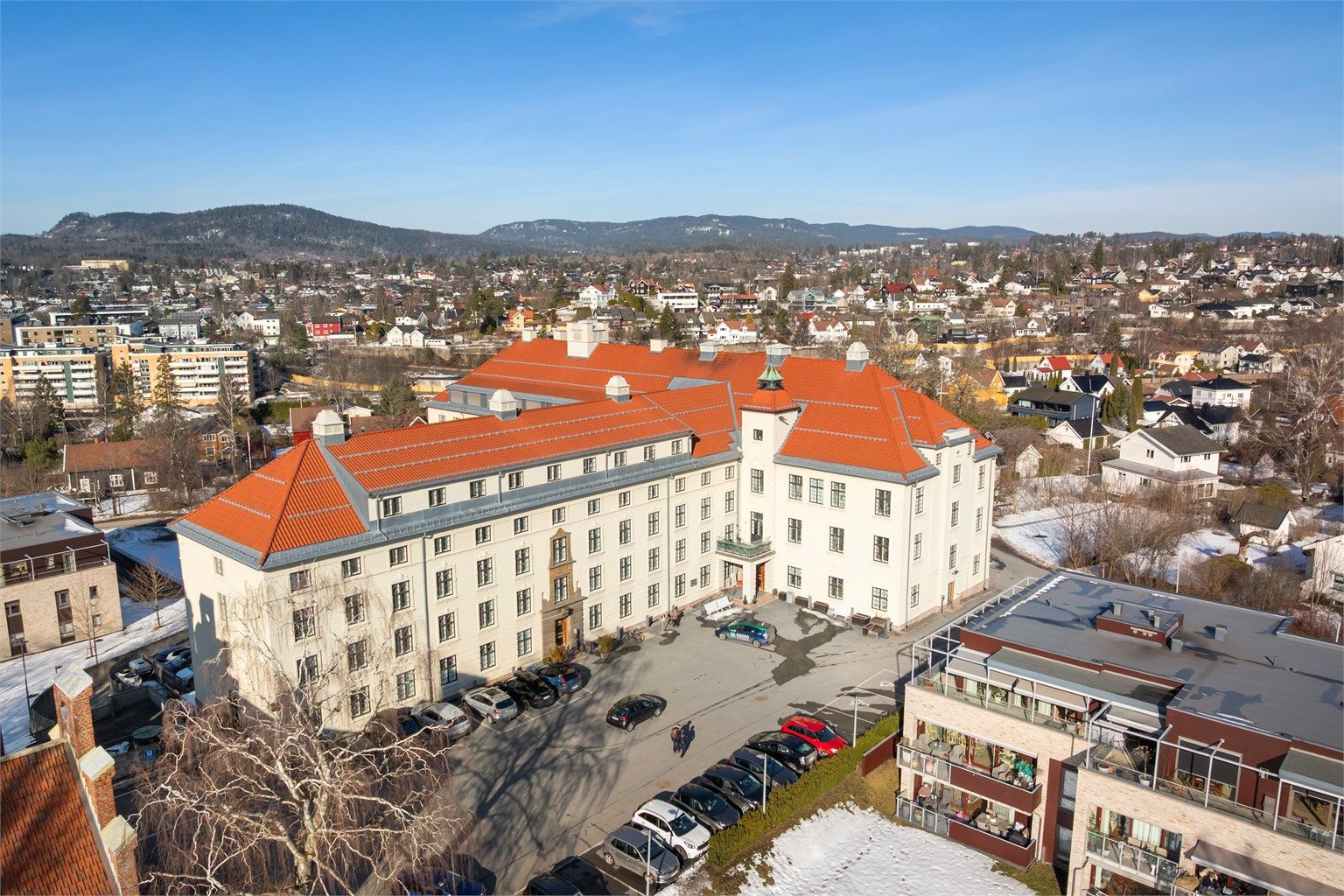 Seniorsenteret i bygget har en populær kafé og et rikt aktivitetstilbud.