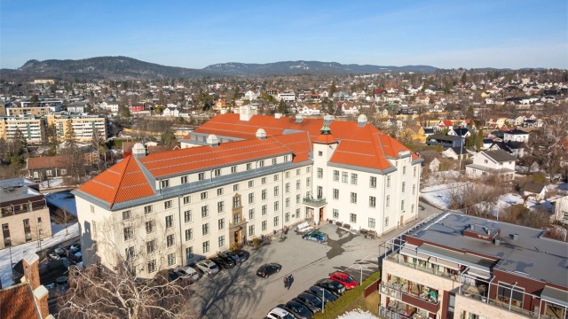 Seniorsenteret i bygget har en populær kafé og et rikt aktivitetstilbud.