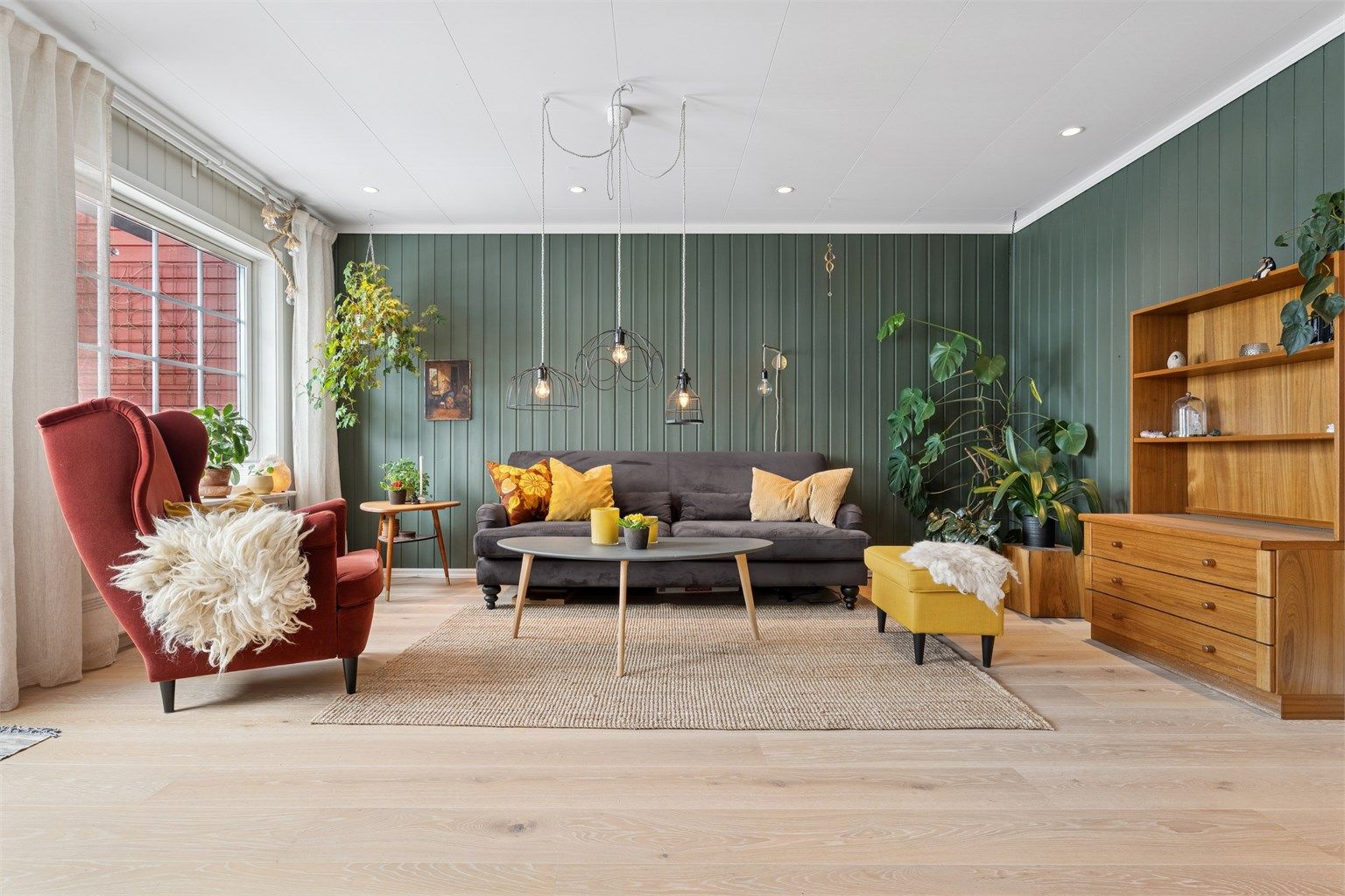 Det er flotte og moderne fargekombinasjoner i stue, kjøkken og soverom. 