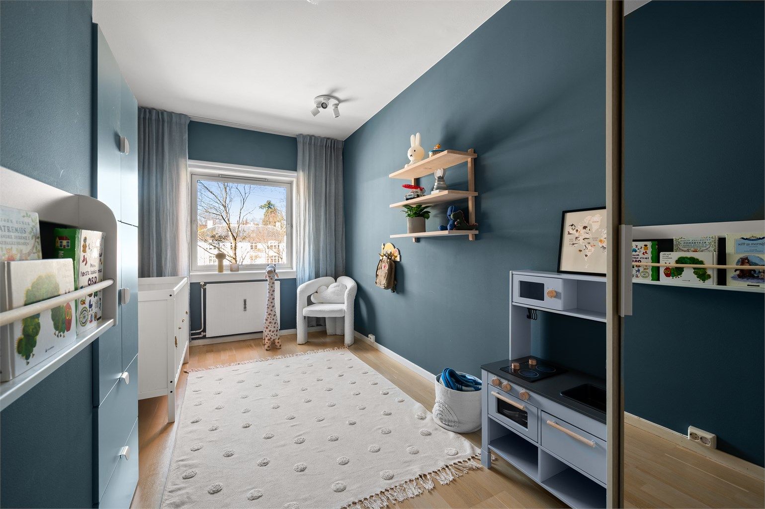 Det andre soverommet er romslig og passer utmerket som barnerom, gjesterom eller kontor.