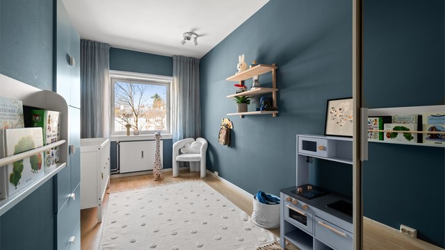 Det andre soverommet er romslig og passer utmerket som barnerom, gjesterom eller kontor.