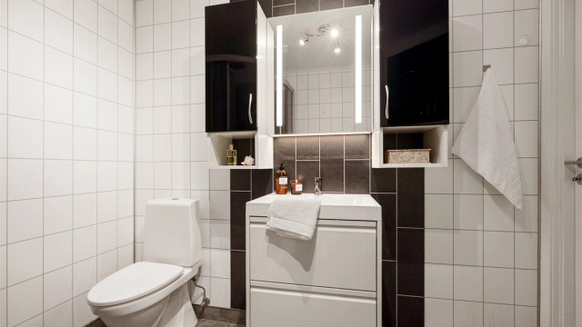 Badet har flislagt gulv med gulvvarme og nyere baderomsinnredning.