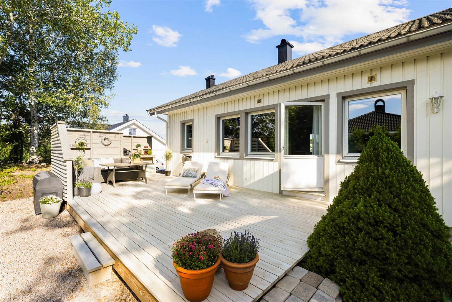 Plattingen på den skjermede vestsiden av boligen ble nyoppført i 2023.