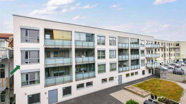 Leiligheten er gjennomgående i vestre ende av tredje etasje, med veranda orientert i sørvestlig retning.