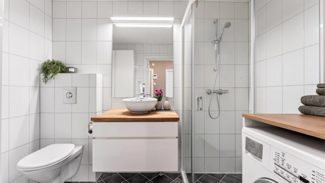 Badet har veggmontert toalett med innbygd sisterne og ny termostat for gulvvarme fra 2022.