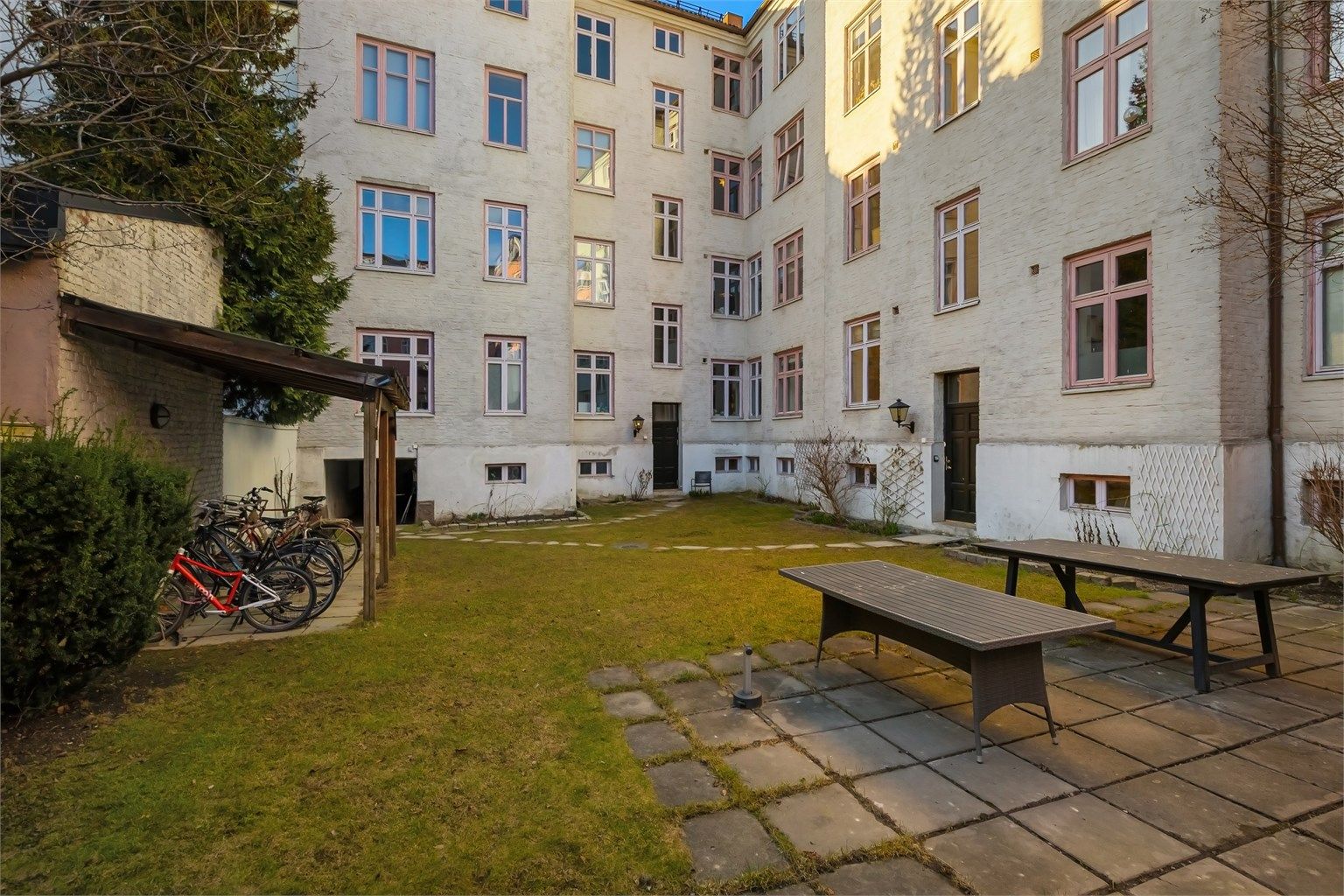 Sameiet har en hyggelig, felles bakgård med plen, sittegrupper og sykkelparkering. Internett er inkludert i fellesutgiftene.