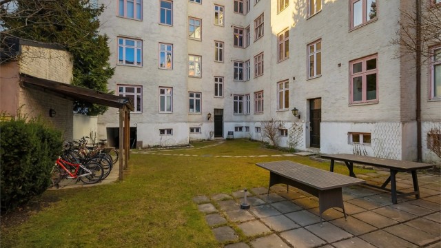 Sameiet har en hyggelig, felles bakgård med plen, sittegrupper og sykkelparkering. Internett er inkludert i fellesutgiftene.