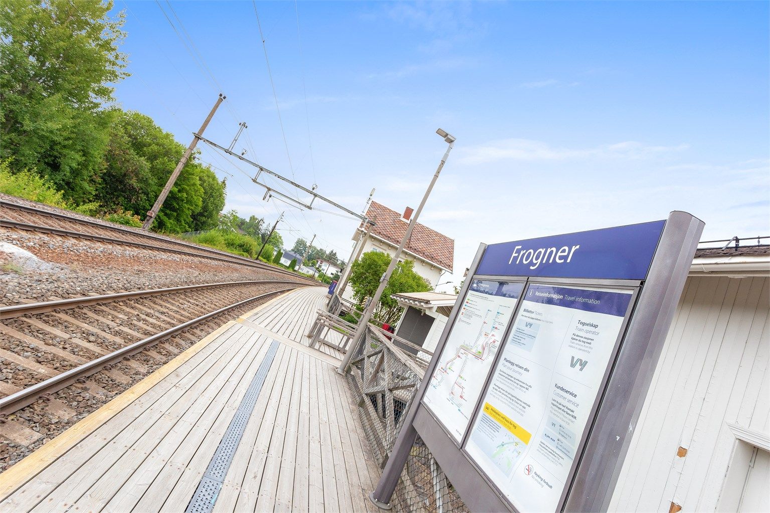 Kollektivtilbudet er svært godt, med bussholdeplass i Frogner sentrum kun ca. 100 meter fra boligen og Frogner togstasjon rundt 250 meter unna, med avganger hver halvtime mot Oslo/Drammen og Dal/Jessheim.