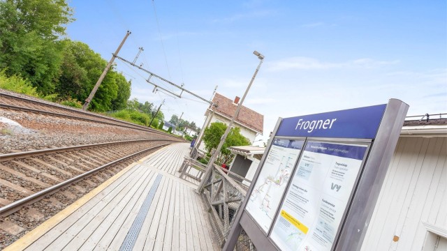 Kollektivtilbudet er svært godt, med bussholdeplass i Frogner sentrum kun ca. 100 meter fra boligen og Frogner togstasjon rundt 250 meter unna, med avganger hver halvtime mot Oslo/Drammen og Dal/Jessheim.