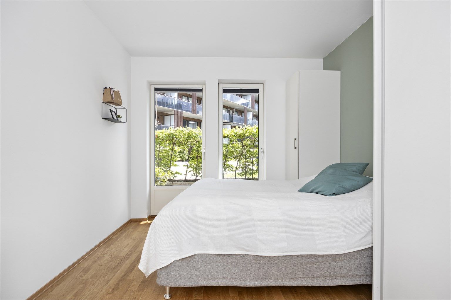 Soverom I - benyttes i dag som hovedsoverom. Romslig er vendt mot nordøst og har egen utgang til stor markterrasse på hele 19 m²