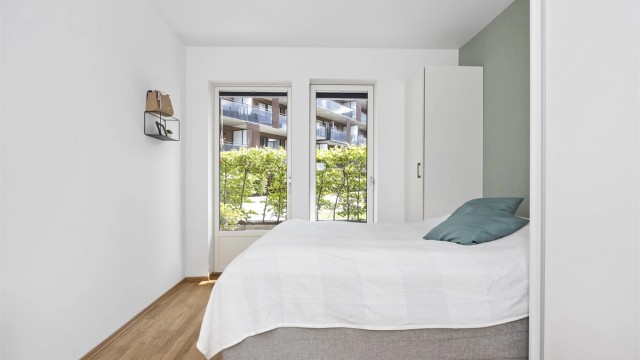 Soverom I - benyttes i dag som hovedsoverom. Romslig er vendt mot nordøst og har egen utgang til stor markterrasse på hele 19 m²