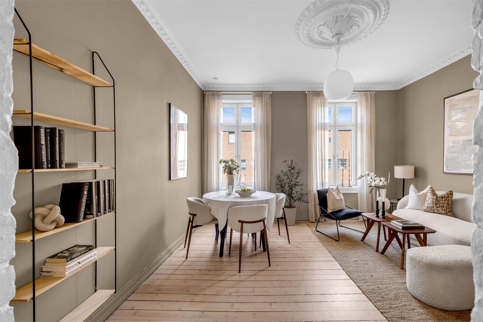 Lys og romslig stue med god plass for både spisebord og sofahjørne. Se alternativ planskisse for forslag til utforming for etablering av kjøkken i stuen.  Foto: Bjørnar Solberg.