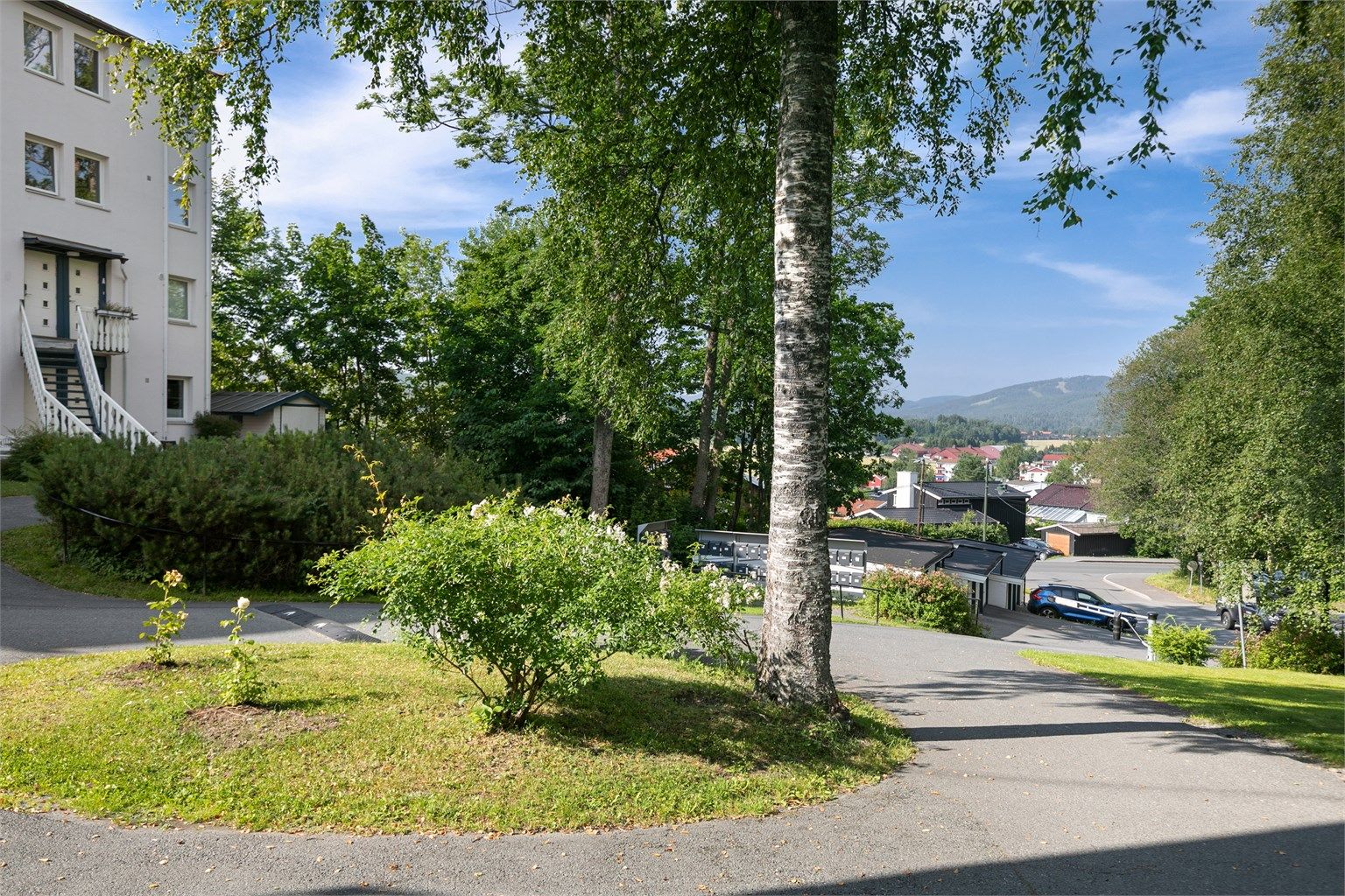Det medfølger en fast parkeringsplass med klargjort ladepunkt.