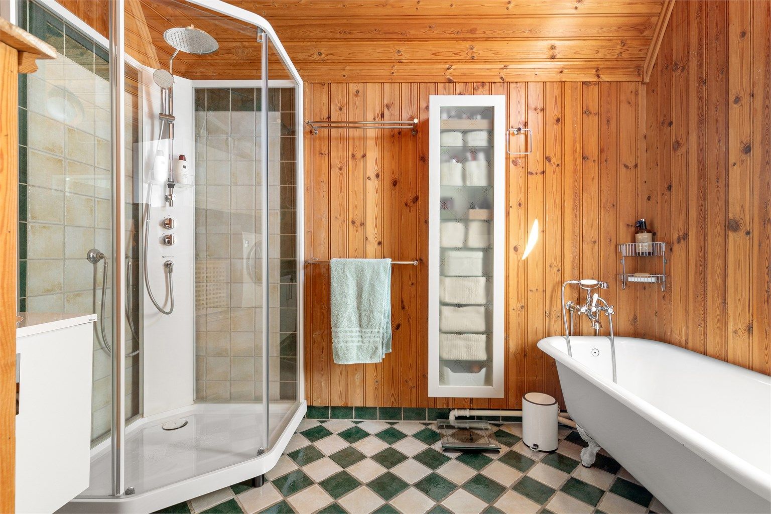 Badet i hoveddelen har både dusjkabinett og frittstående badekar