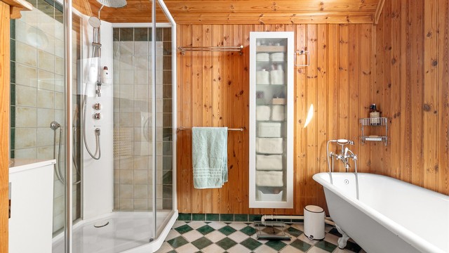 Badet i hoveddelen har både dusjkabinett og frittstående badekar