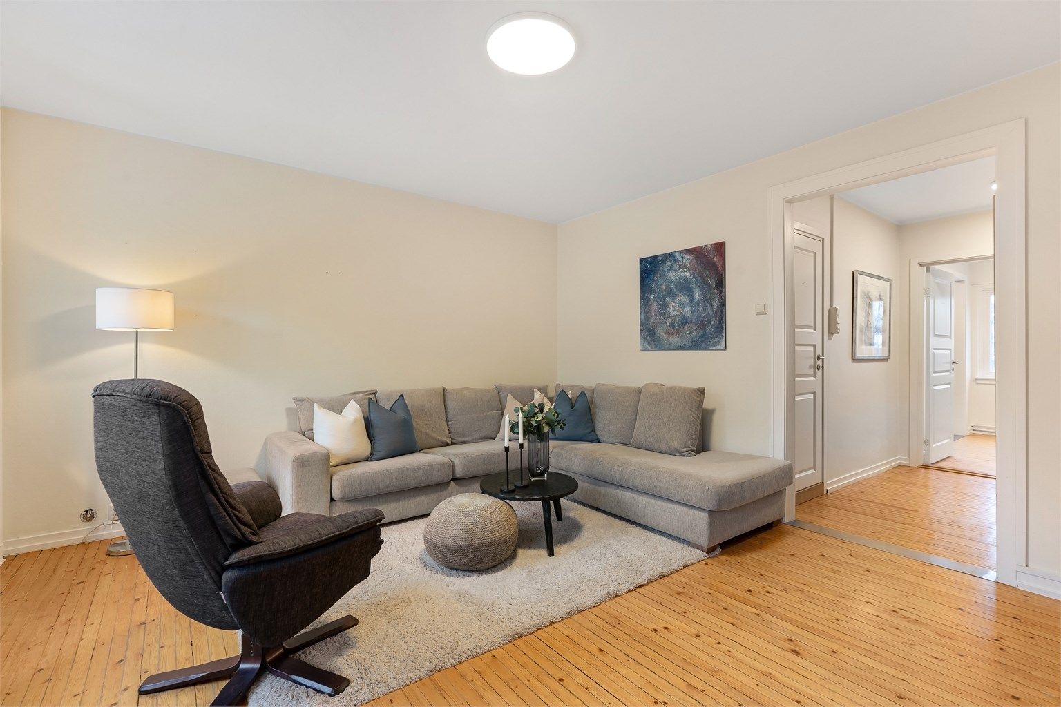 De malte flatene og tregulvet danner et nøytralt og godt utgangspunkt for personlig innredning.