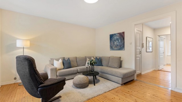 De malte flatene og tregulvet danner et nøytralt og godt utgangspunkt for personlig innredning.