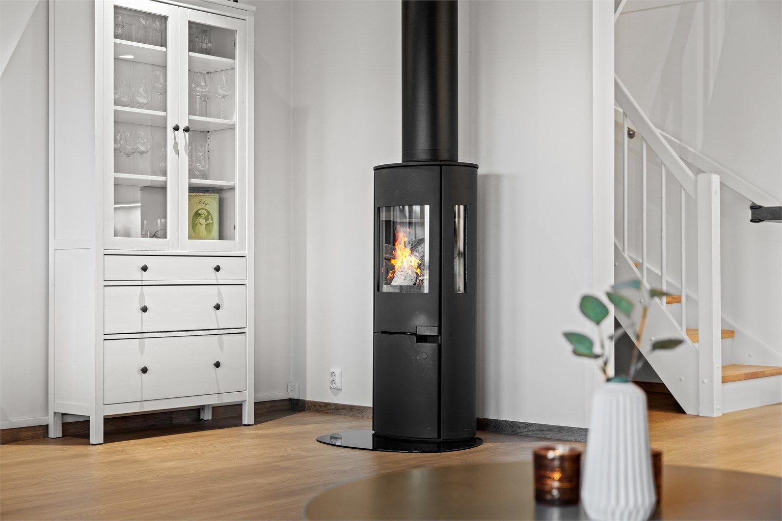 En moderne peisovn i stuen gir ekstra varme og hygge på kalde dager.