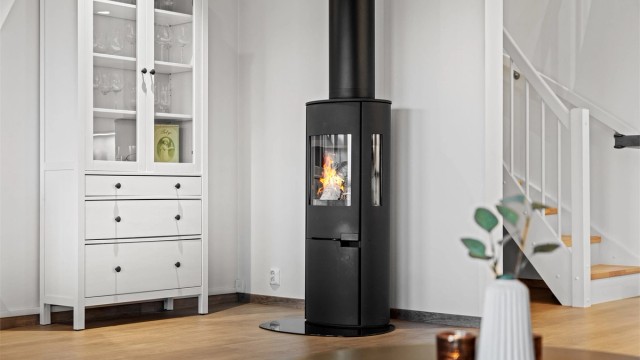 En moderne peisovn i stuen gir ekstra varme og hygge på kalde dager.