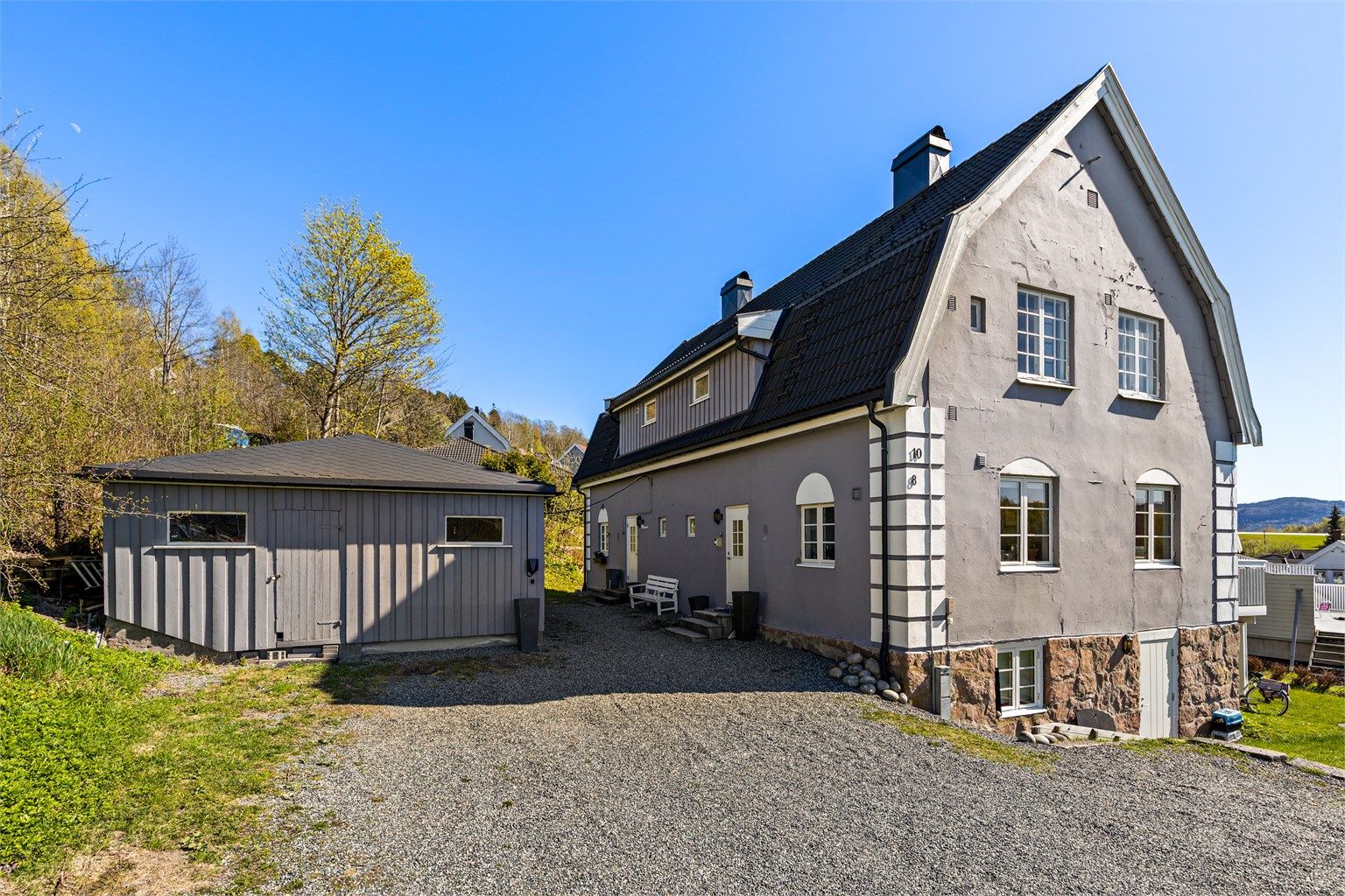 Til leiligheten hører en romslig bod på 8 m² i et separat bygg, samt et seksjonert loft med utviklingspotensial.