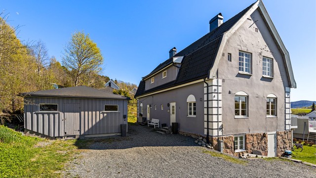 Til leiligheten hører en romslig bod på 8 m² i et separat bygg, samt et seksjonert loft med utviklingspotensial.