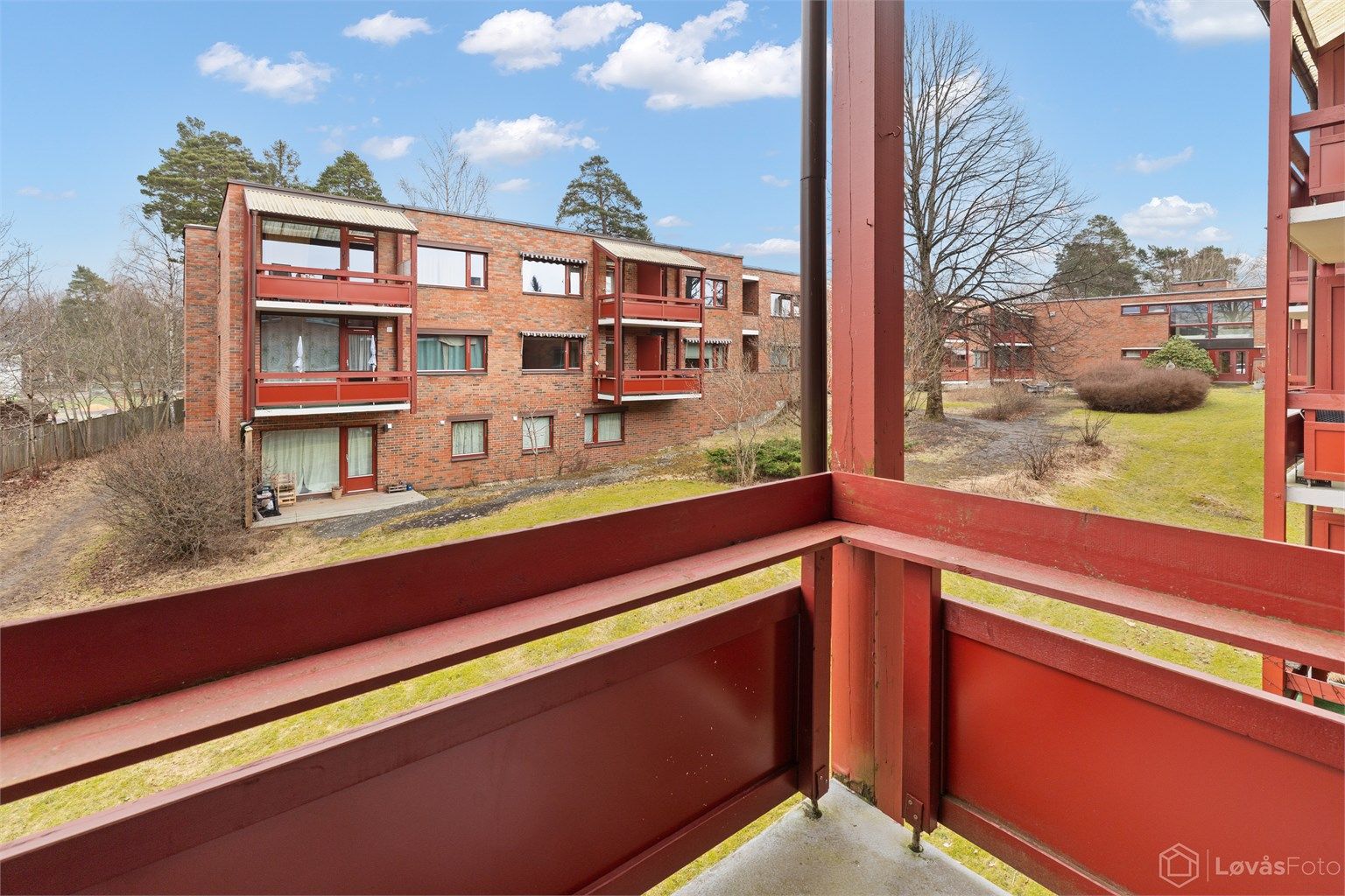 Østvendt balkong med hyggelig utsyn til grøntområde i atriet