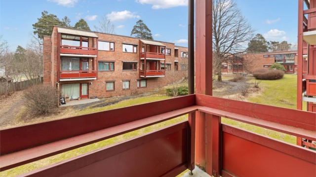 Østvendt balkong med hyggelig utsyn til grøntområde i atriet