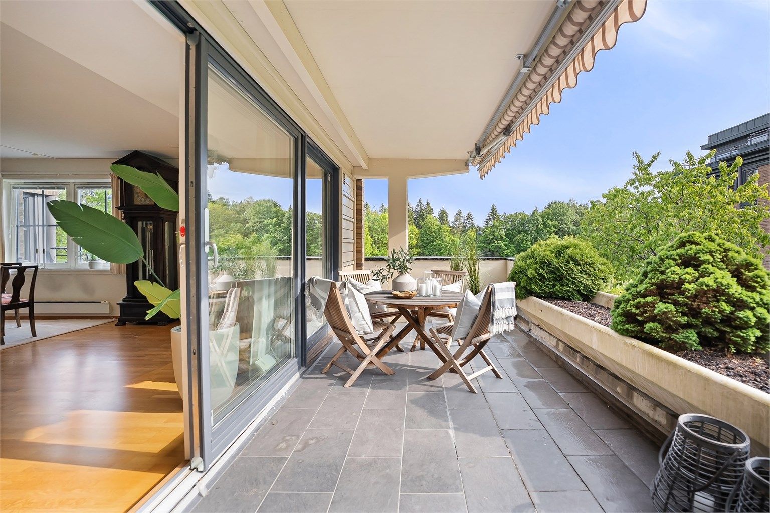 En lys og innholdsrik hjørneleilighet i fantastiske omgivelser. Her bor du sentralt og med umiddelbar nærhet til marka.