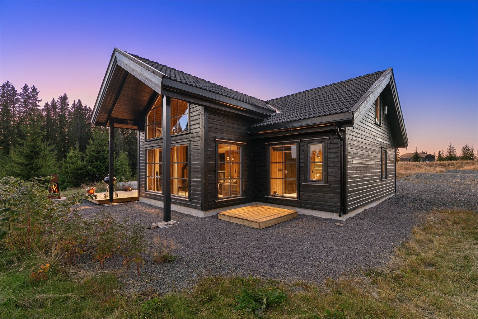 Flott helårshytte fra 2020 med store vindusflater og moderne uttrykk.