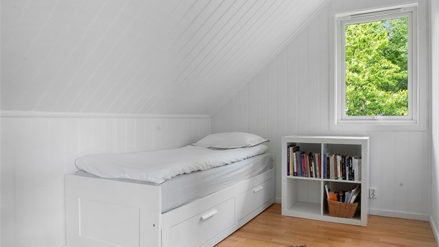 Rommet har en smart utforming som passer godt som barnerom.
