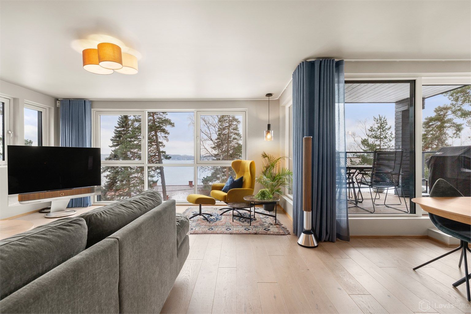 Sammen med kjøkkenet utgjør stuen et virkelig flott allrom, der utsikten fra sofakroken er slående.