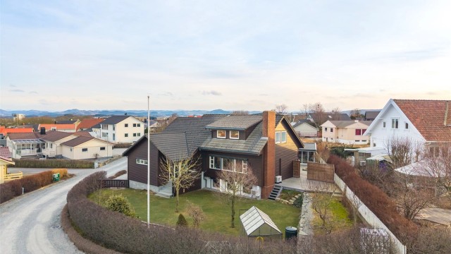 Vestringen 6, en meget innholdsrik eiendom på. Alt fra grunnmur og opp er nytt i 1993/2013 og det er flere oppgraderinger gjennom årene inne som ute.
Krogsveen avd. Sandnes ved Tom Christer Hovde, ønsker velkommen til visning.
Foto: Kristine Tofte