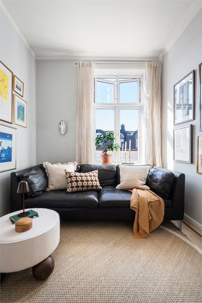 Den andre stuen gir ekstra rom for privatliv og kan enkelt tilpasses ulike behov, enten det er som TV-stue, kontor eller lekerom.