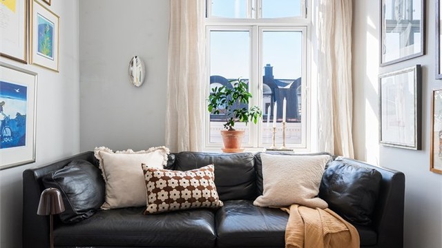 Den andre stuen gir ekstra rom for privatliv og kan enkelt tilpasses ulike behov, enten det er som TV-stue, kontor eller lekerom.