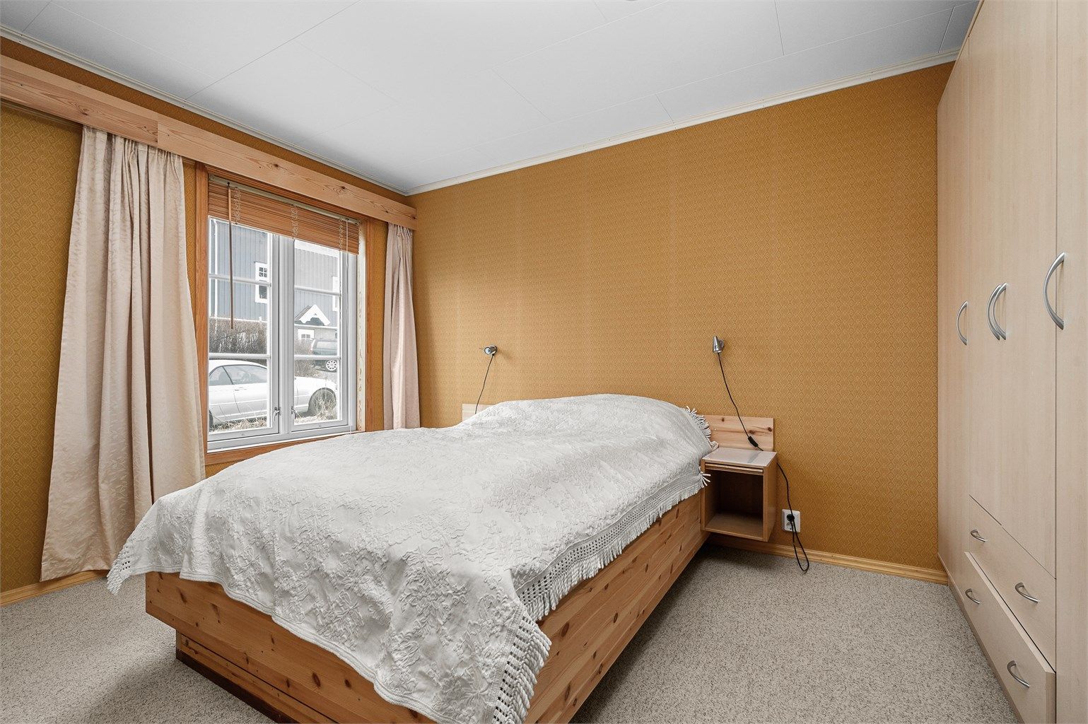 Hovedsoverommet er på 13 kvm har en rolig og behagelig atmosfære, med plass til dobbeltseng og garderobeløsning.