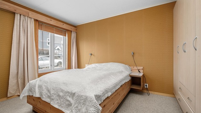 Hovedsoverommet er på 13 kvm har en rolig og behagelig atmosfære, med plass til dobbeltseng og garderobeløsning.