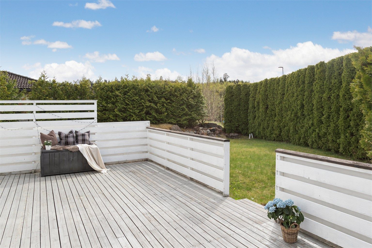 Fra stuen er det utgang til en stor vestvendt markterrasse 