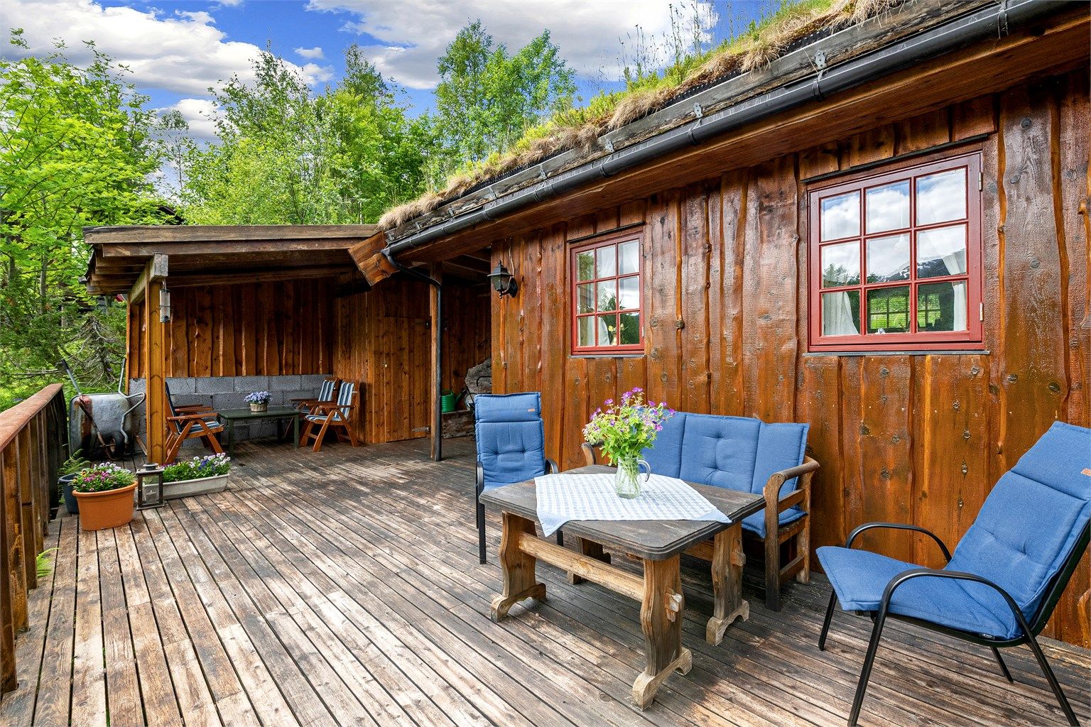 Den romslige terrassen har god plass til flere sittegrupper.