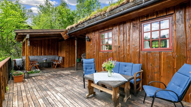 Den romslige terrassen har god plass til flere sittegrupper.
