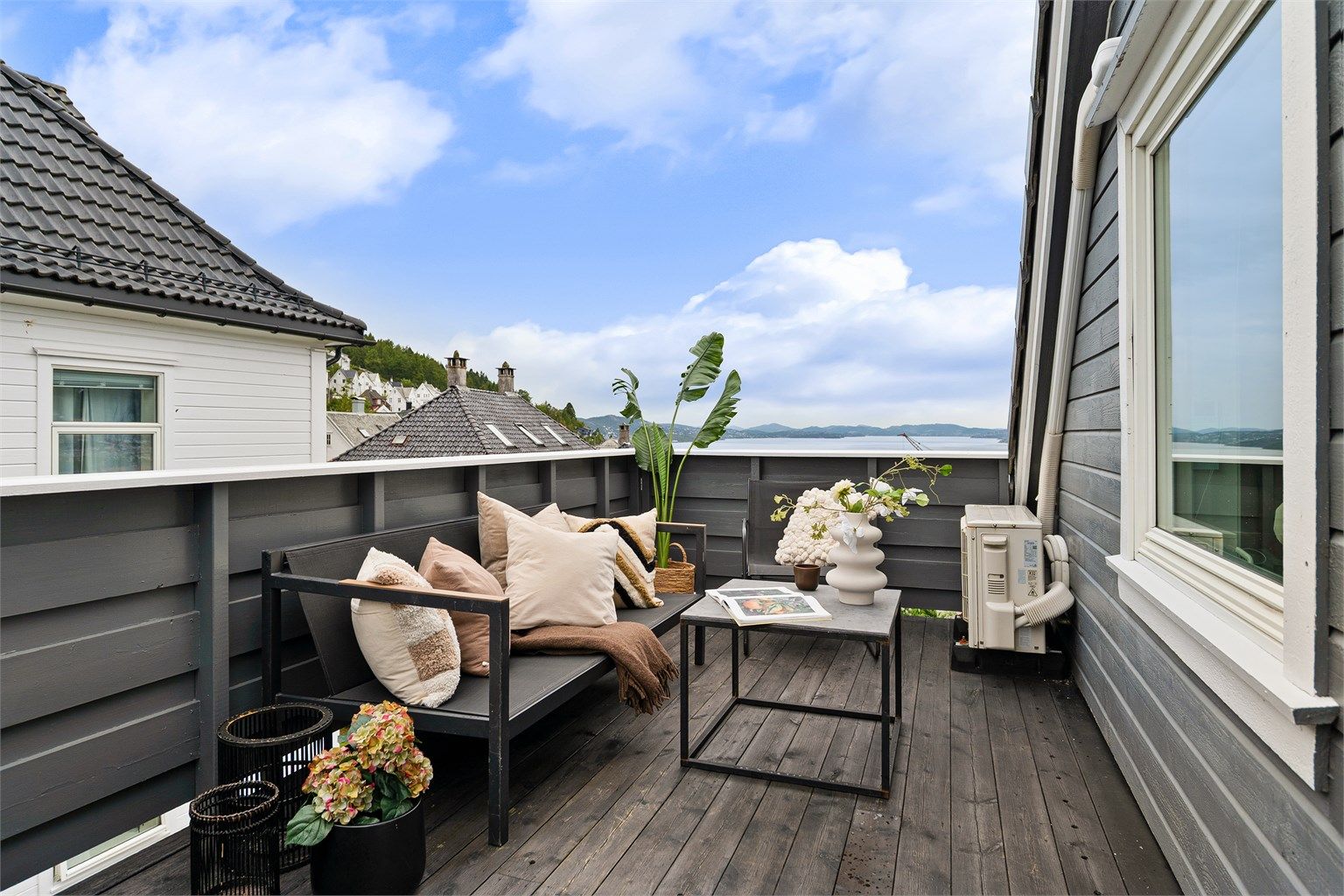 - Det første som møter deg er en solrik vestvendt balkong på ca. 9 m2 -