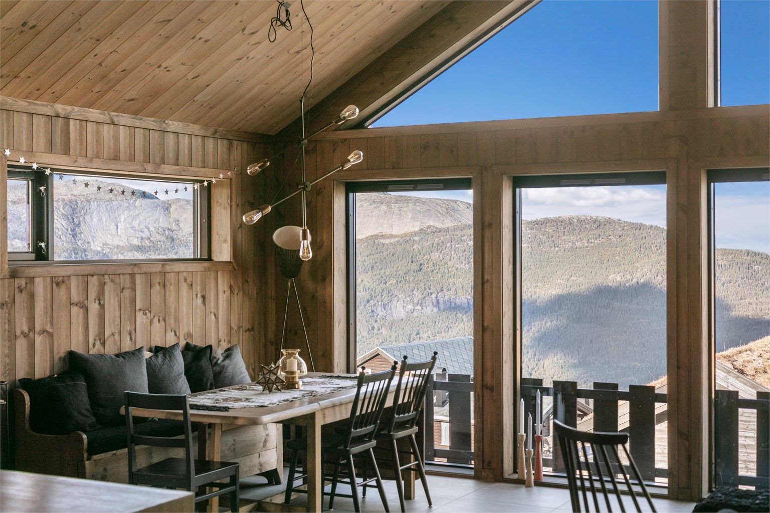 Fra spisebordet kan man nyte måltider med utsikt mot fjellandskapet.