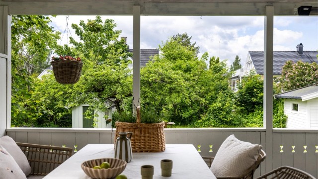 Her er det god plass til et stort spisebord for sosiale sammenkomster utendørs. Flott utsikt mot vest og den frodige private hagen.
