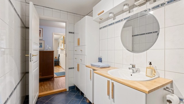 Godt med oppbevaringsplass i høyskap og servantskap på hovedbadet.