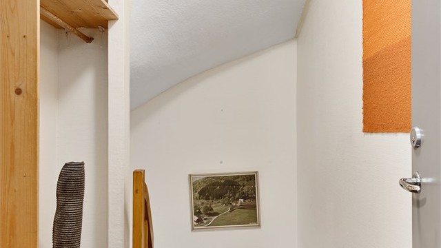 Fra entréen leder trappen ned til leilighetens hovedplan