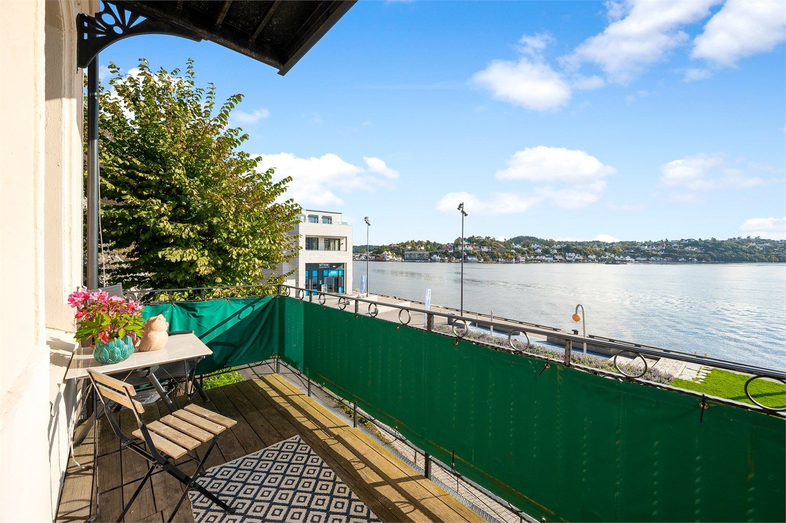 Koselig balkong hvor det kan nytes både frisk pust og vakkert landskap