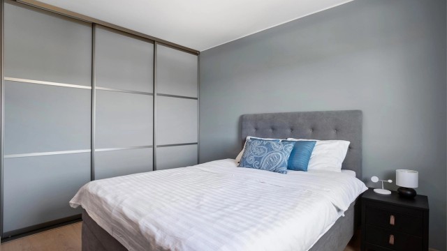 En romslig skyvedørsgarderobe gir rikelig med oppbevaringsplass på hovedsoverommet.