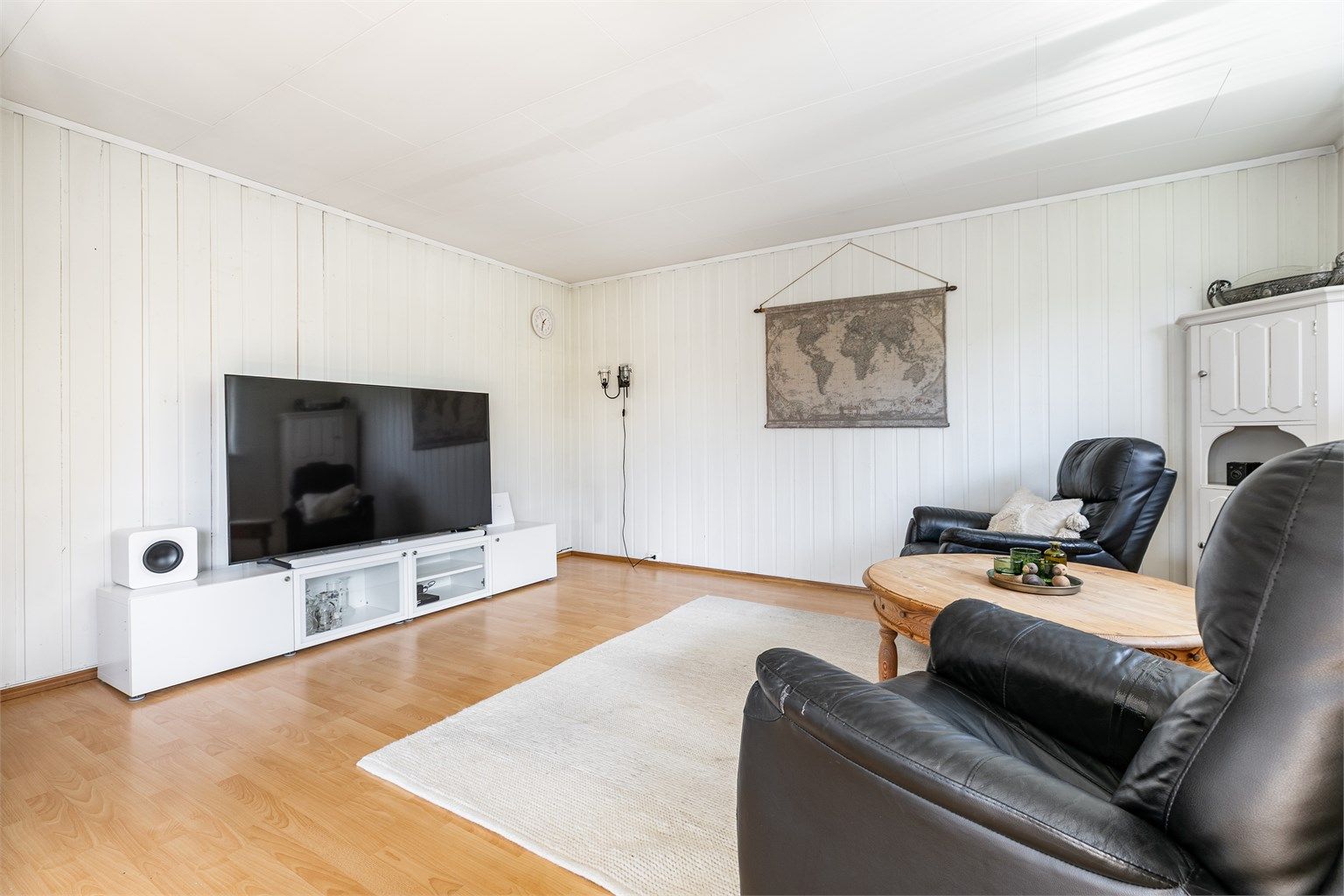 Med nesten 18 kvm. er TV-stuen av generøs størrelse til formålet.