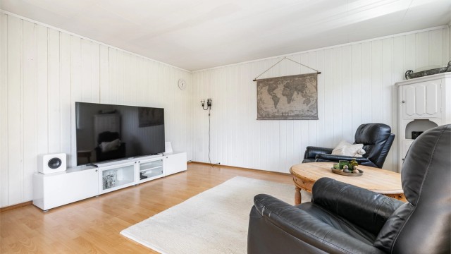 Med nesten 18 kvm. er TV-stuen av generøs størrelse til formålet.