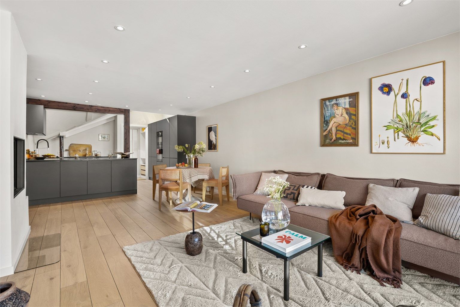 En stor, innbydende og gjennomgående 4-roms selveierleilighet i en klassisk bygård fra 1895. 